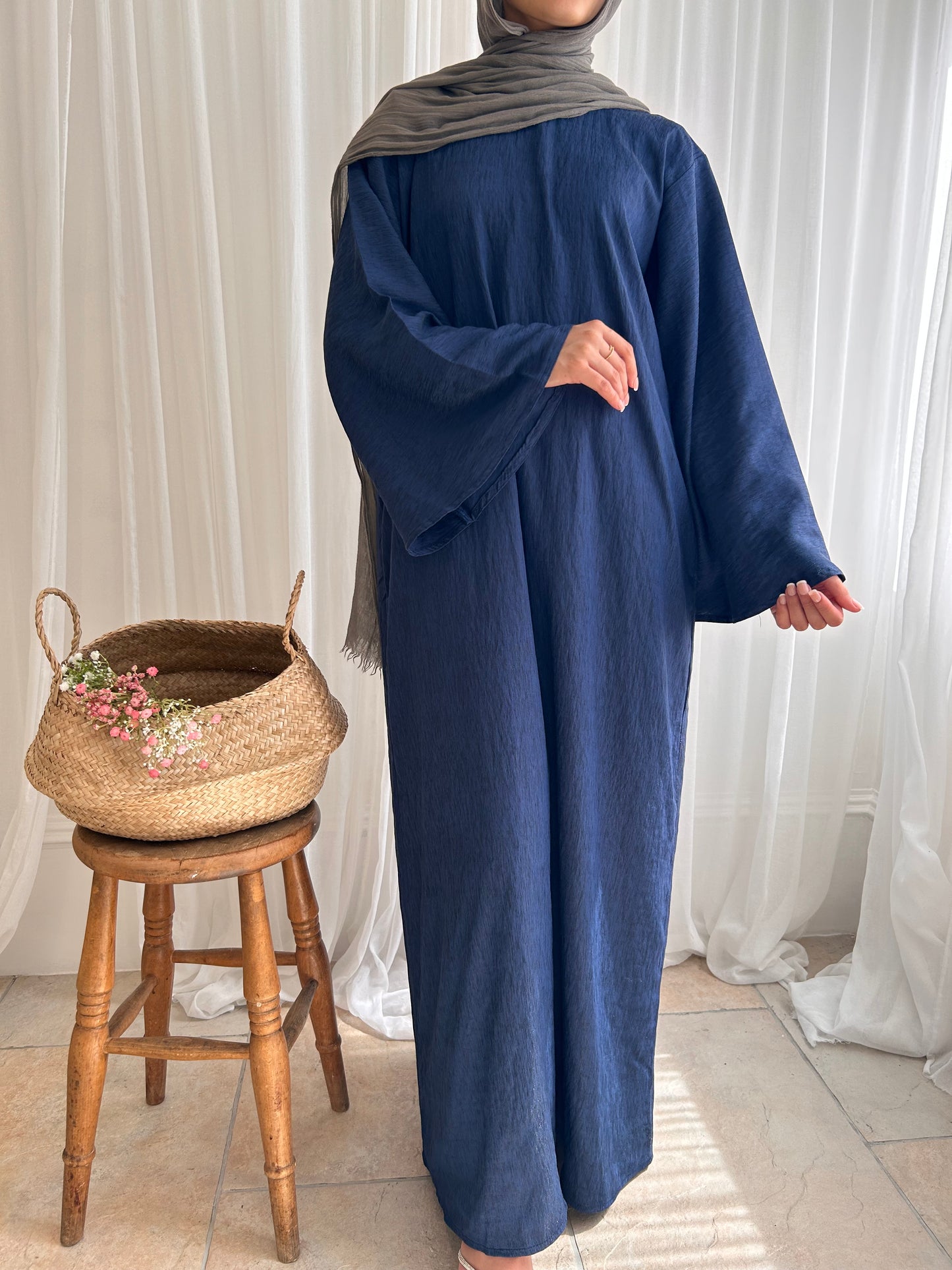 Yara abaya in navy